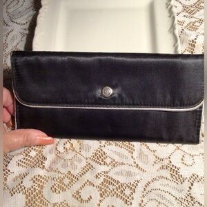 BLACK AND WHITHE LINE JEWELRY WALLET.